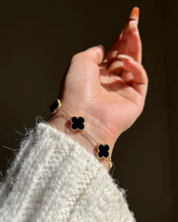 Bracelet Van Cleef – Fleurs Rose, Noire ou Rouge Mat