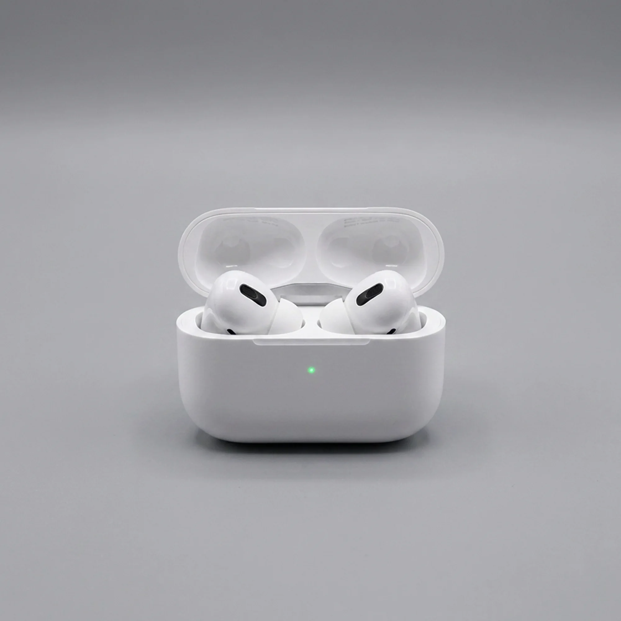 • سماعة AirPods