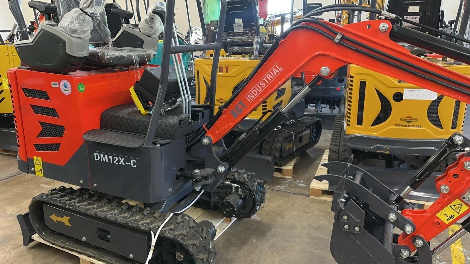AGT-DM12X-C Upgraded1 Ton Mini Excavator w/ Pilot Control, Swing Boom & Hydraulic Thumb