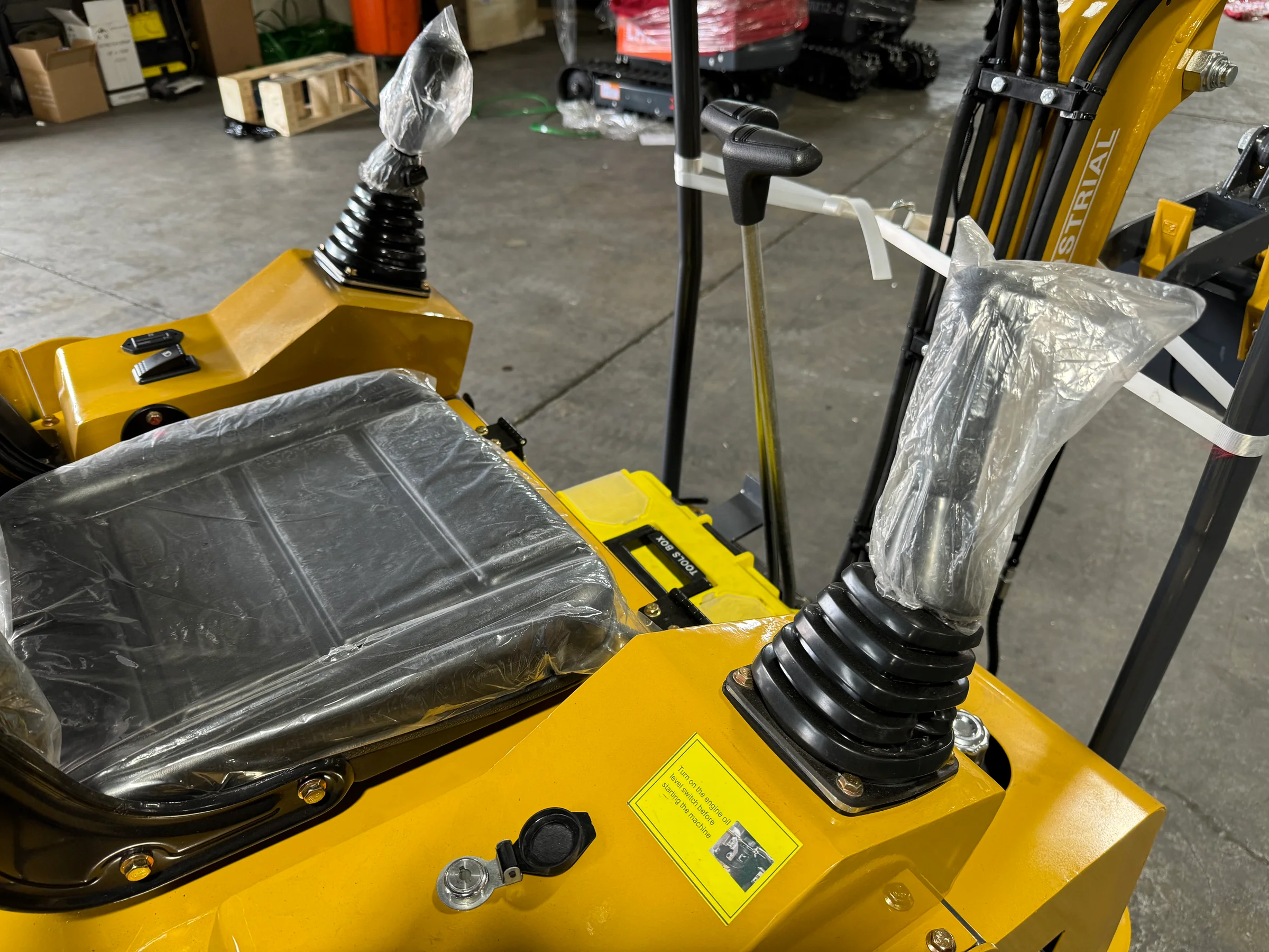 AGT-H15 – 1.5 Ton Mini Excavator with Pilot System & 13.5HP Gasoline Engine