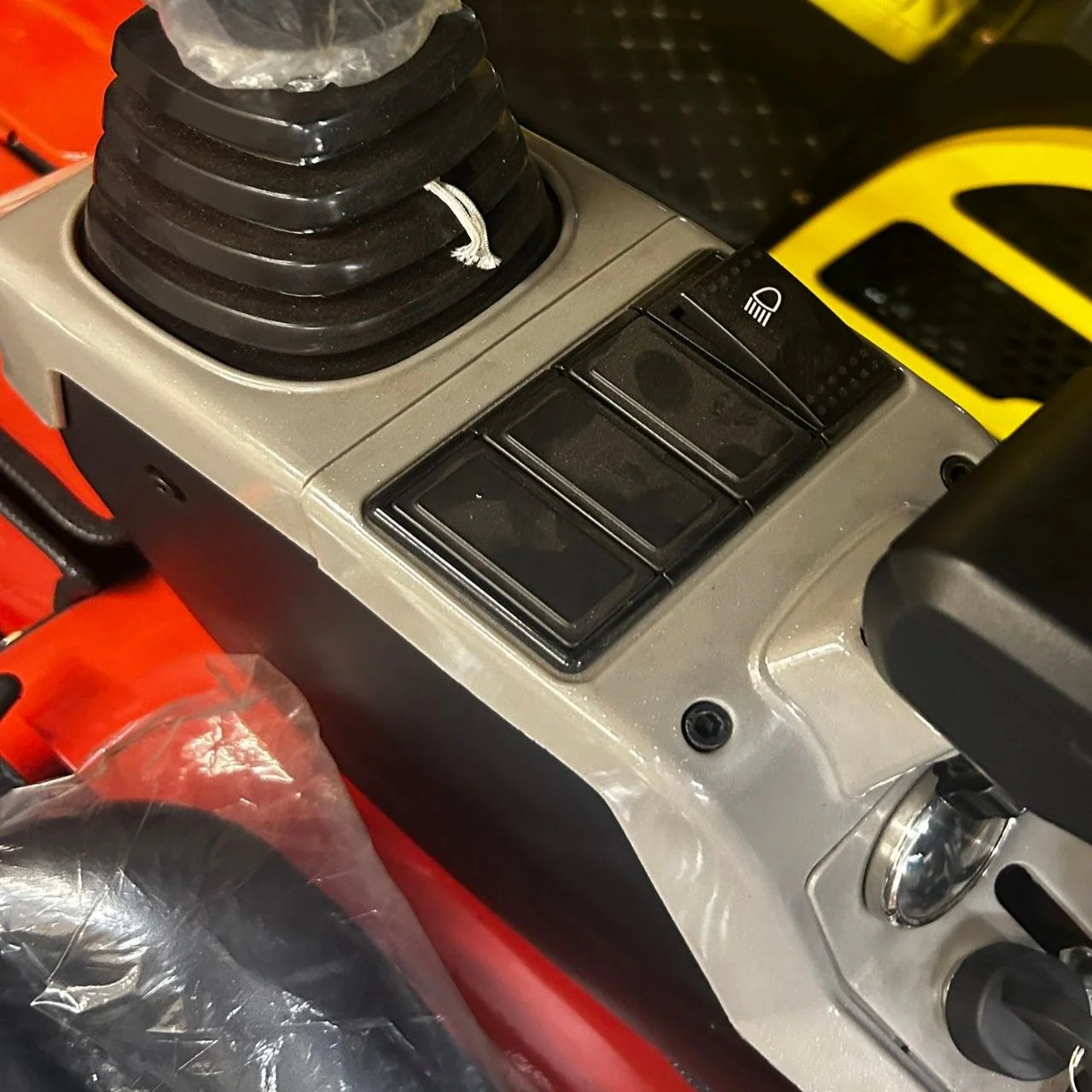 QK18K-C 1.8 Ton Mini Excavator with Kubota Engine, Side Swing Boom, and Hydraulic Thumb |AGT-QK18K-C