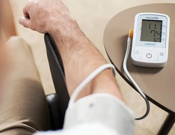 جهاز قياس الضغط عن طريق الذراع من ميكرولايف