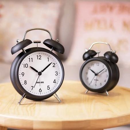 ساعة منبّه كلاسيكية مزدوجة الجرس – تصميم عصري ولمسة ديكور أنيقة