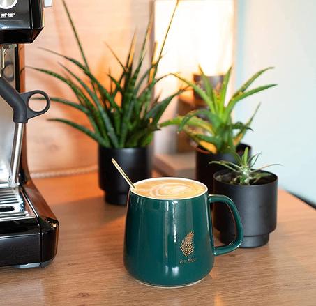 ☕ طقم فاخر: كوب قهوة أنيق + قاعدة تسخين كهربائية + ملعقة ذهبية