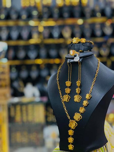 طقم نسائي أنيق