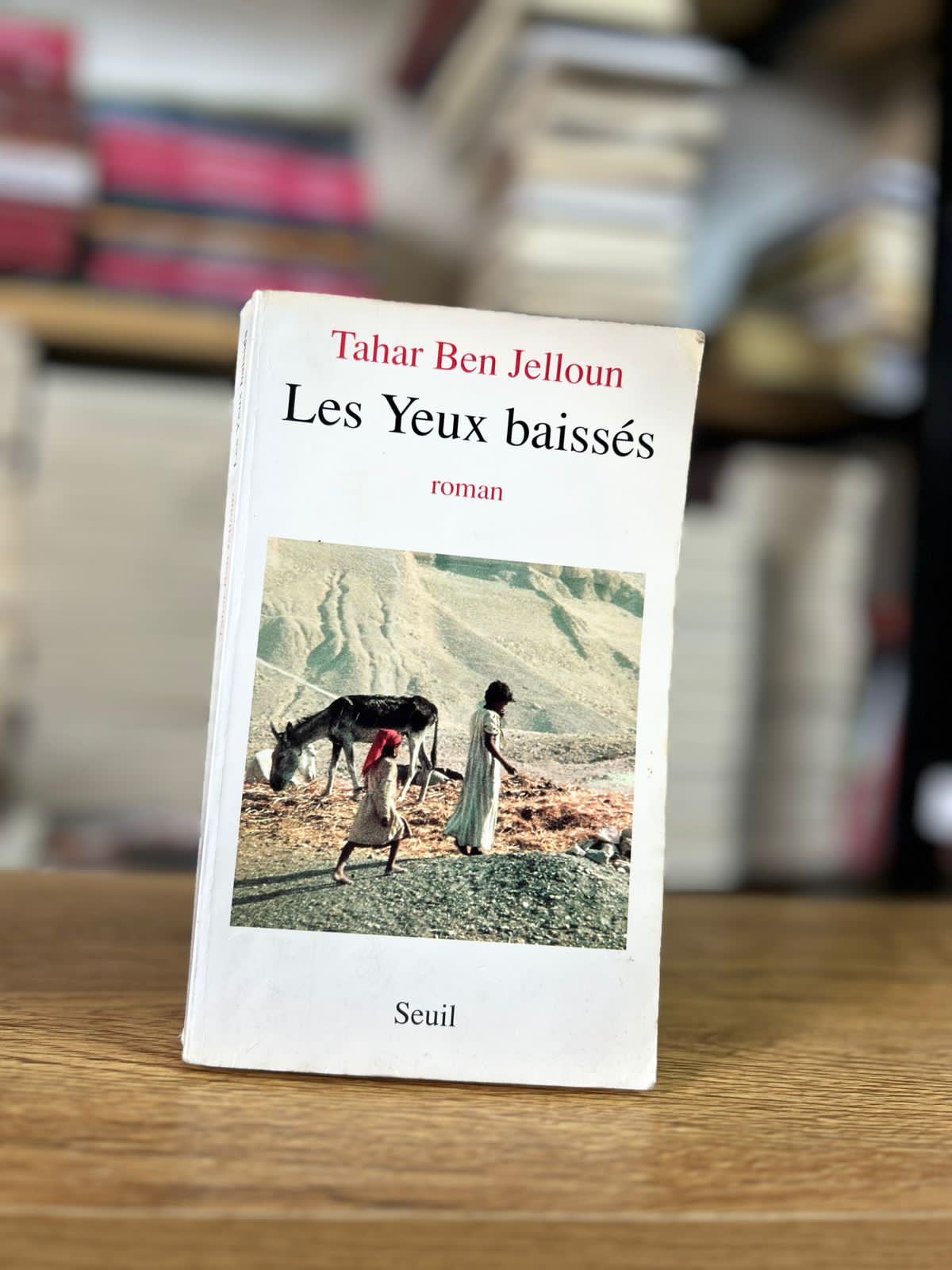 Les Yeux baissés