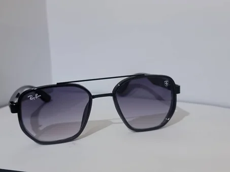 نظارة شمسية زرقاء خماسية الشكل: حماية وأناقة من ريبان