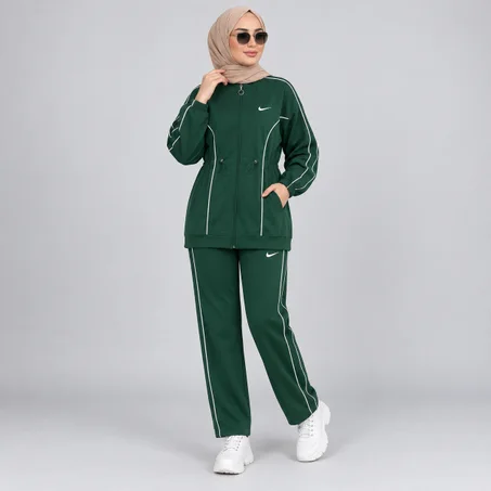 طقم رياضي نسائي محتشم بخطوط عاكسة