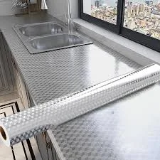 ورق لاصق ألمنيوم عالي الجودة، مقاوم للماء والزيوت والدهون، مثالي لحماية جدران المطبخ والأسطح المختلفة، سهل التركيب والتنظيف.