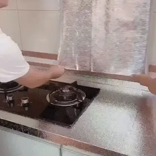 ورق لاصق ألمنيوم عالي الجودة، مقاوم للماء والزيوت والدهون، مثالي لحماية جدران المطبخ والأسطح المختلفة، سهل التركيب والتنظيف.