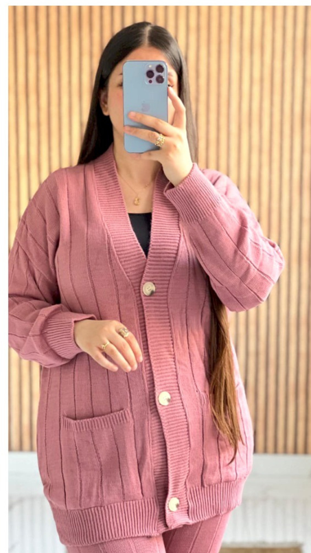 🌟 إطلالة شتوية مثالية! 🌟  ✨ الطقم الشتوي العصري والمريح متوفر الآن!