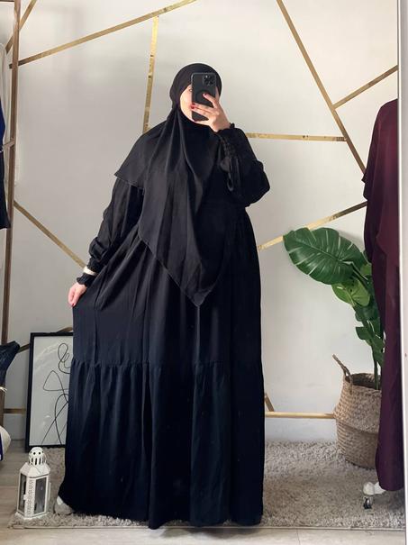 تألقي بفخامة مع عباية بالبليات والفولار المثلث الكبير الحجم تصميم يواكب الموضة ويضفي عليكِ لمسة من الفخامة.