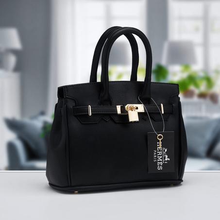 اليك سيدتي هده الحقيبة اليدوية تصميمها يركز على الراحة والأناقة، مما يجعلها مثالية للاستخدام اليومي أو المناسبات الخاصة.