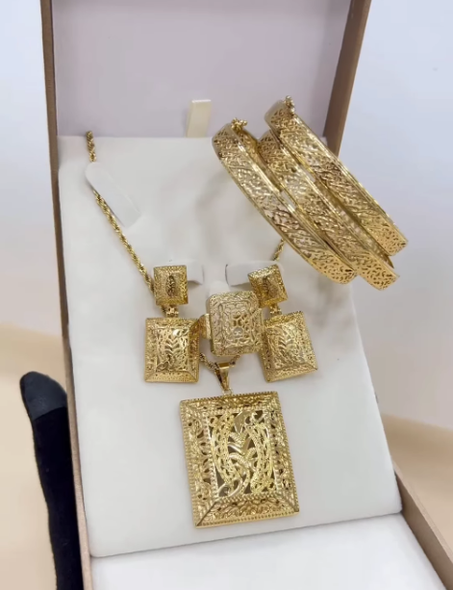 انسومبل بنقش بلدي مشابه للذهب