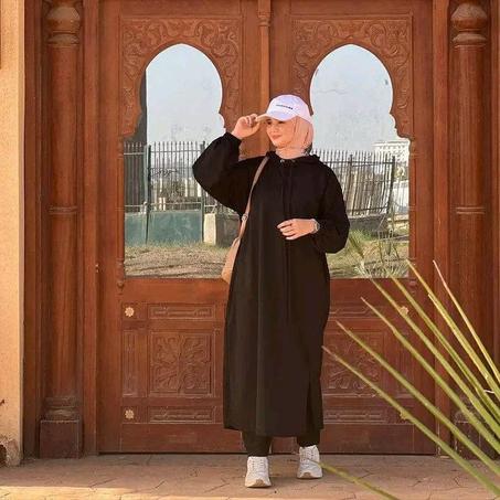 راحة وأناقة في كل خطوة!" تصميم عصري وفاخر: فستان طويل مع سروال مصمم من ثوب مونطوني الراقي. راحة طوال اليوم: قماش ناعم وخفيف يناسب جميع الأوقات.