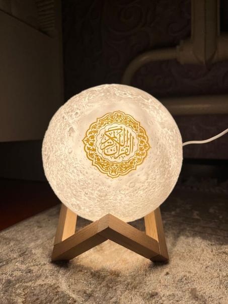 مصباح على شكل قمر