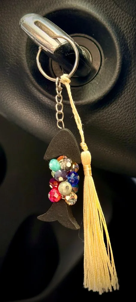 Porte-clés en ambre végétal avec des perles colorées..