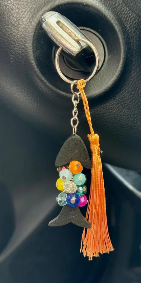 Porte-clés en ambre végétal avec des perles colorées.