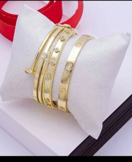 3 اساور غير قابلة للصدا