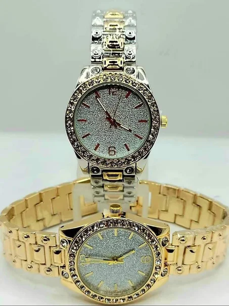 ساعة بلونين مختلفين