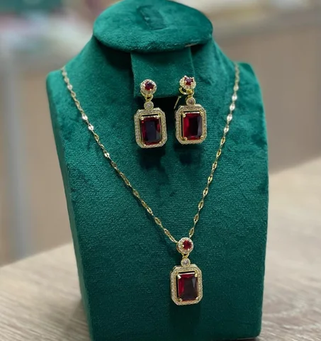 قلادة مع اقراط