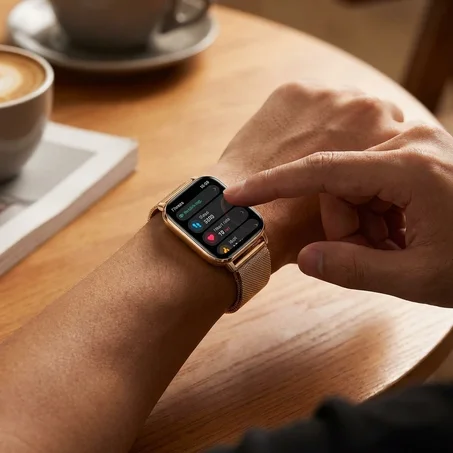 ساعة ذهبية ذكية