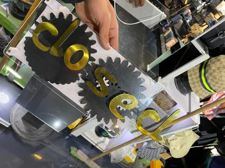 لافتة OPEN/CLOSED للمحلات