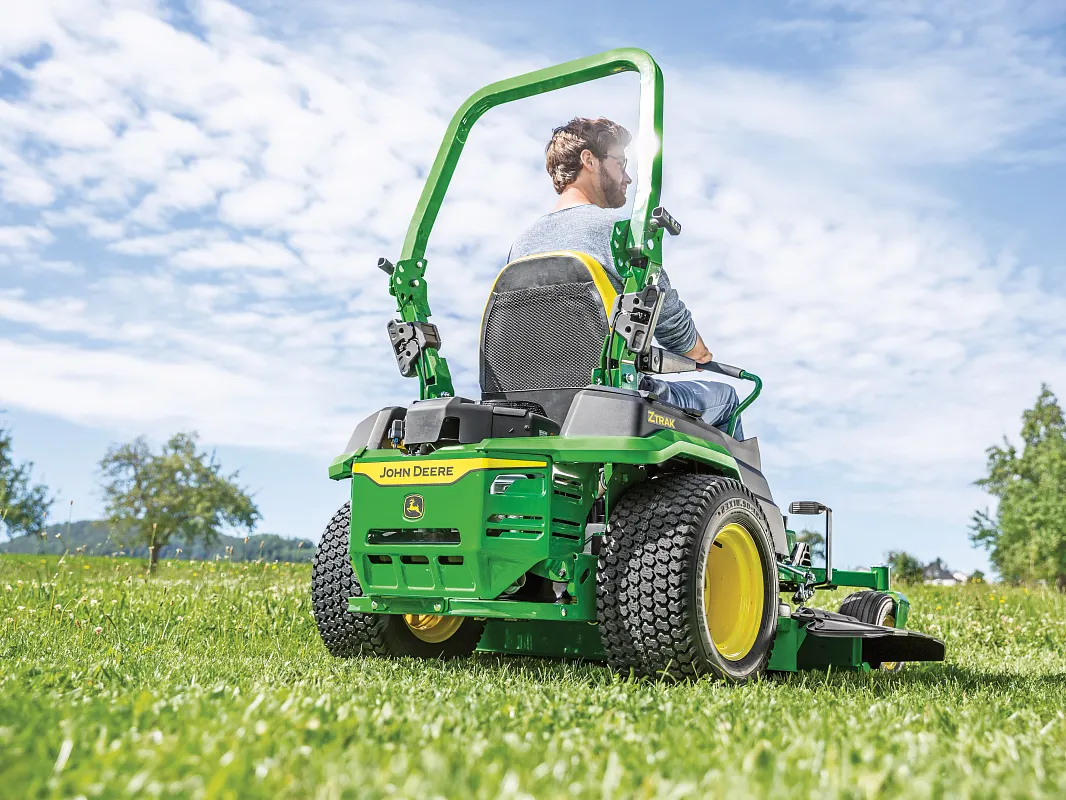 John Deere Z545R ZTrak™ 60-in. 25 HP EFI Zero-Turn Riding Lawn Mower