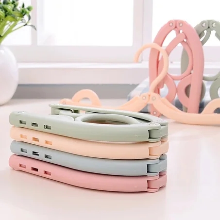 Le Cintre Pliable qui Protège Vos Vêtements – Stock Très Limité