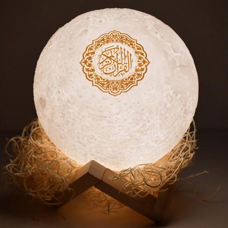 القمر قارئ القرآن المضيء