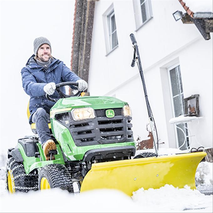 John Deere S130 Lawn Tractor