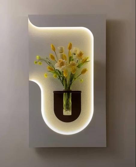 لوحة حائط ديكورية بإضاءة مع مزهرية عصرية للزهور
