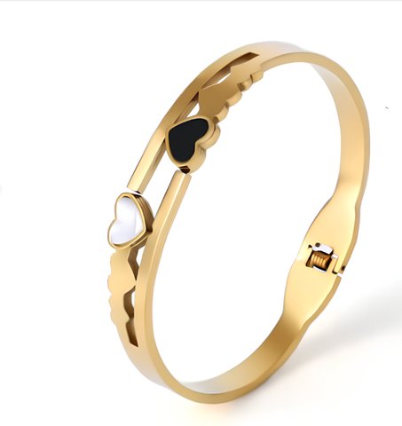 سوار نسائي على شكل قلب