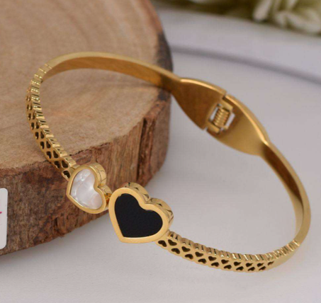 سوار على شكل قلب من الفولاذ المقاوم للصدأ