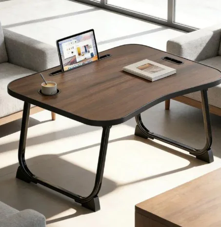 مكتب محمول قابل للطي للابتوب، مناسب للاستخدام على السرير أو الأريكة. يتميز بإطار معدني قوي وقاعدة ثابتة مقاومة للتمايل. تصميم مدمج وموفر للمساحة، مثالي للعمل المكتبي، أو كمكتب كتابة بجانب الس