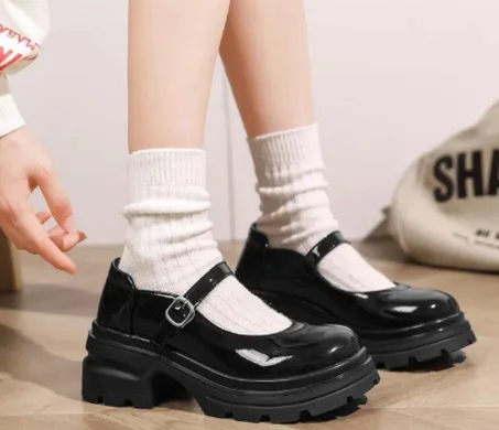 أحذية ماري جاين بسول سميك وتصميم عصري مستوحى من الطراز البريطاني. مثالية للارتداء مع التنانير، الملابس اليومية، أو كأحذية نسائية أنيقة.