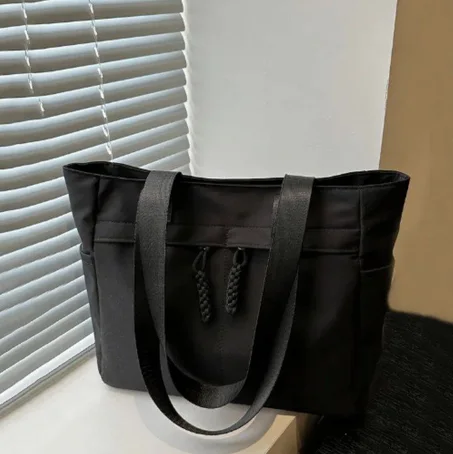 حقيبة سوداء كلاسيكية بتصميم بسيط – حقيبة كتف متعددة الاستخدامات للكتب، المدرسة، العمل والسفر