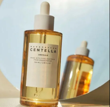 قطعة واحدة من خلاصة الوجه المغذية من سنتيلا أسياتيكا (مدغشقر)، مصممة لشد البشرة وتحسين تماسكها. منتج تجميل كوري فاخر للنساء.