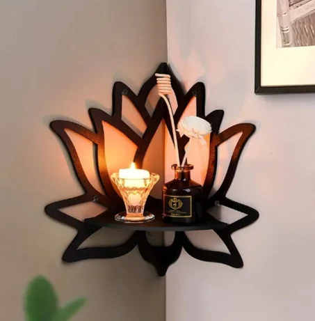 خزانة زاوية حائطية مبتكرة على شكل زهرة اللوتس بتصميم آرت ديكو وبلمسة نهائية غير لامعة. تثبت على الحائط ومصنوعة من مادة PS متينة، مثالية لديكور المنزل وتزيين الجدران بأناقة.