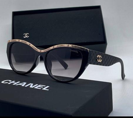 Affirme ton style avec les lunettes CHANEL.