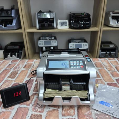 الة عد النقود وكشف الاوراق المزورة المحمولة