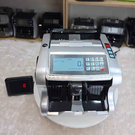الة عد النقود وكشف الاوراق المزورة المحمولة