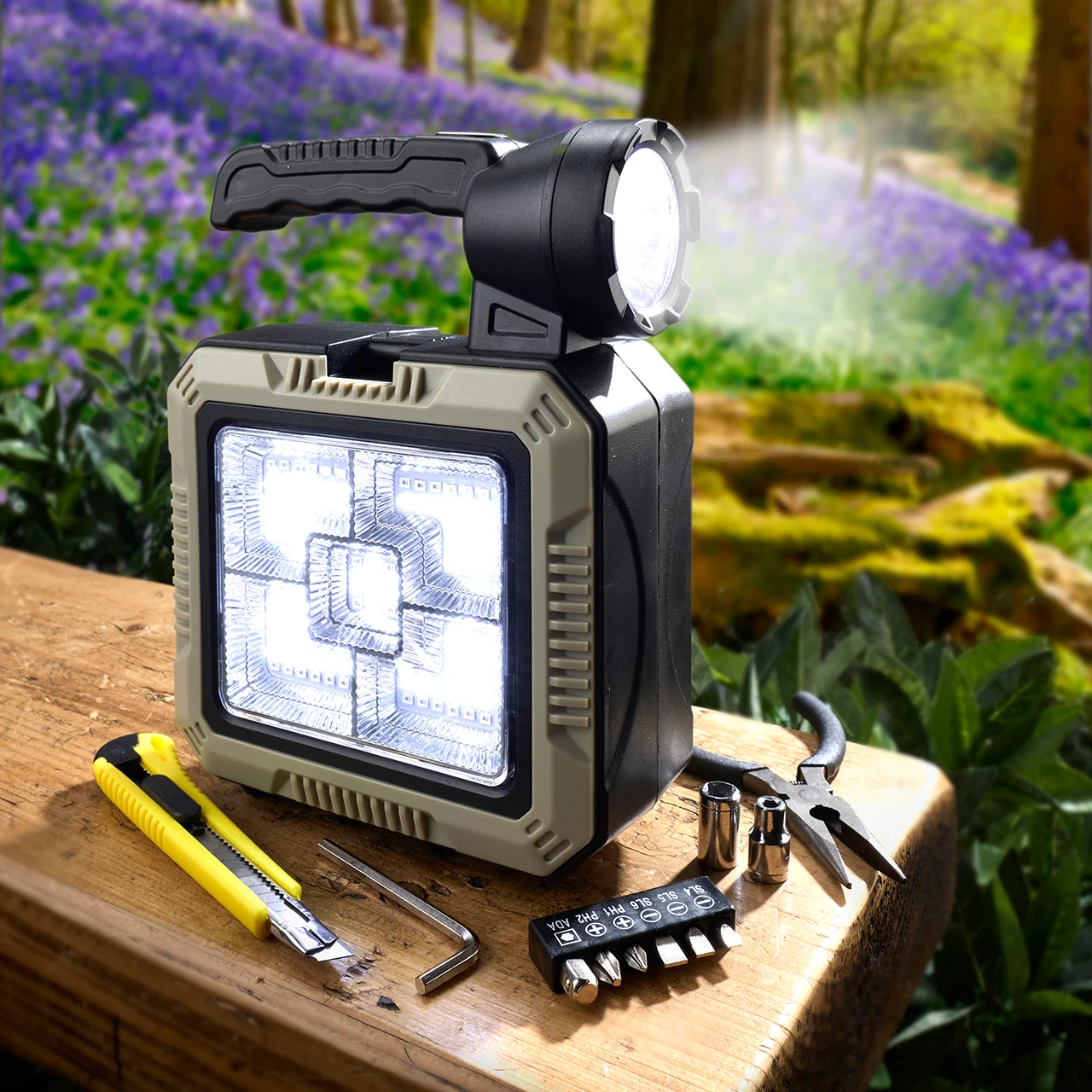 مصباح LED متعدد الوظائف قابل لإعادة الشحن بالطاقة الشمسية مع مجموعة أدوات