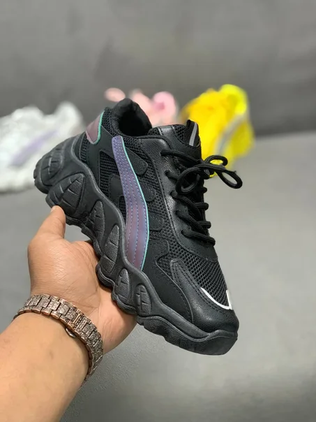 حذاء رياضي للنساء