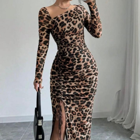 Robe longue à manches longues en maille imprimé léopard avec col asymétrique, taille cintrée et ourlet volant.