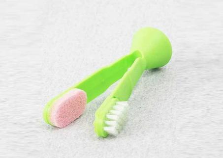 Jaw Cleaning Brush – فرشاة تنظيف الملابس