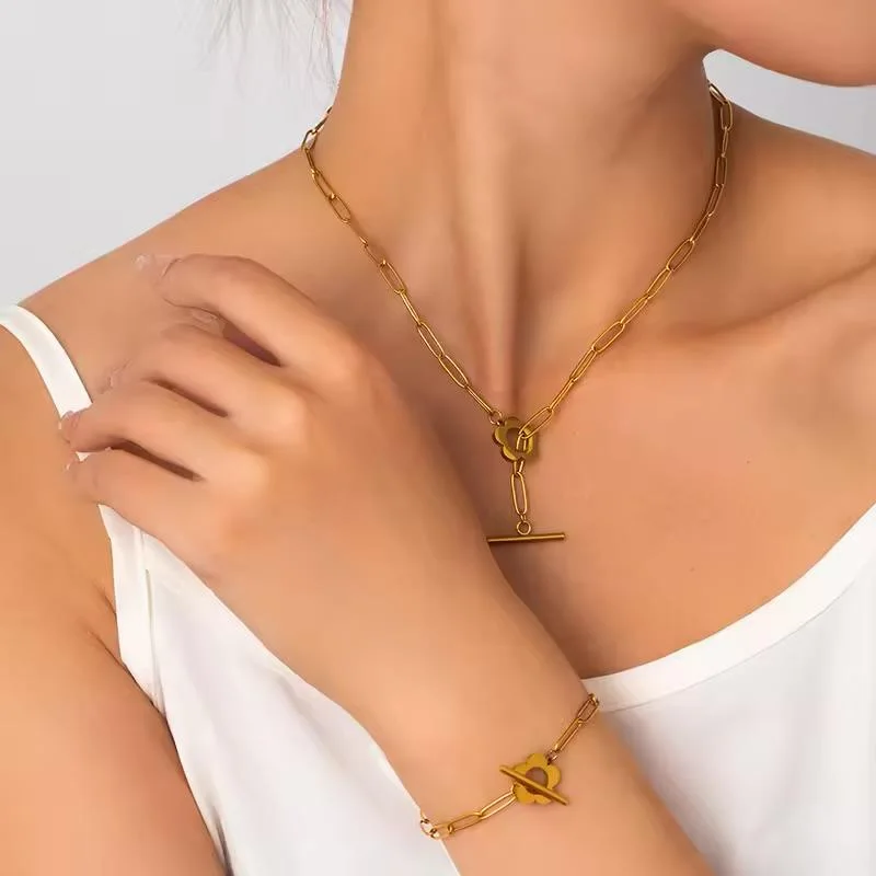 Collier & Boucles d’Oreilles Élégance Dorée – L’accessoire qui illumine chaque look