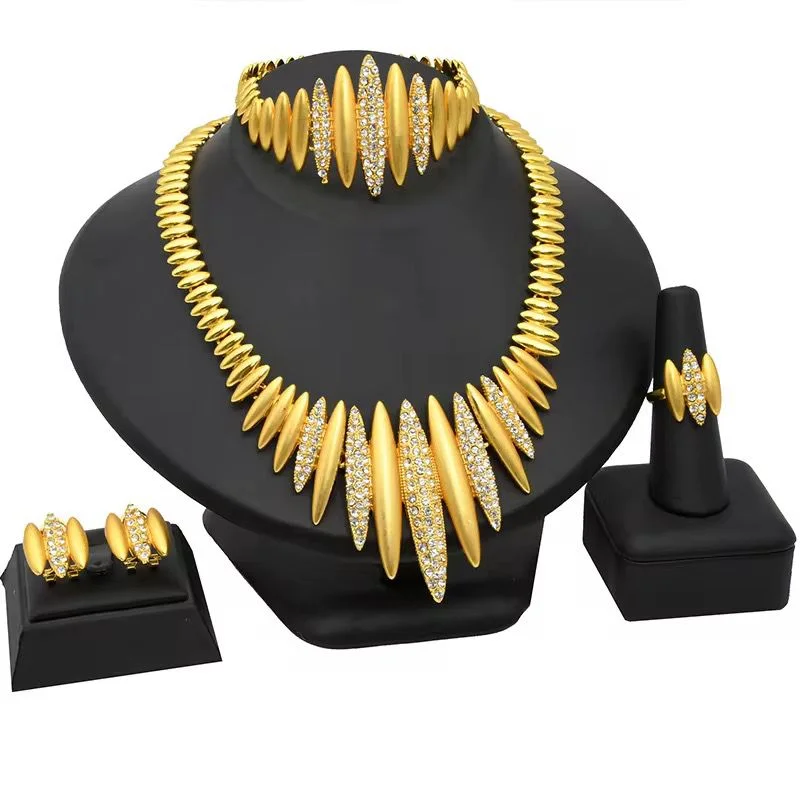 Parure Luxe Dorée avec Cristaux Étincelants – Ensemble 4 Pièces Élégant