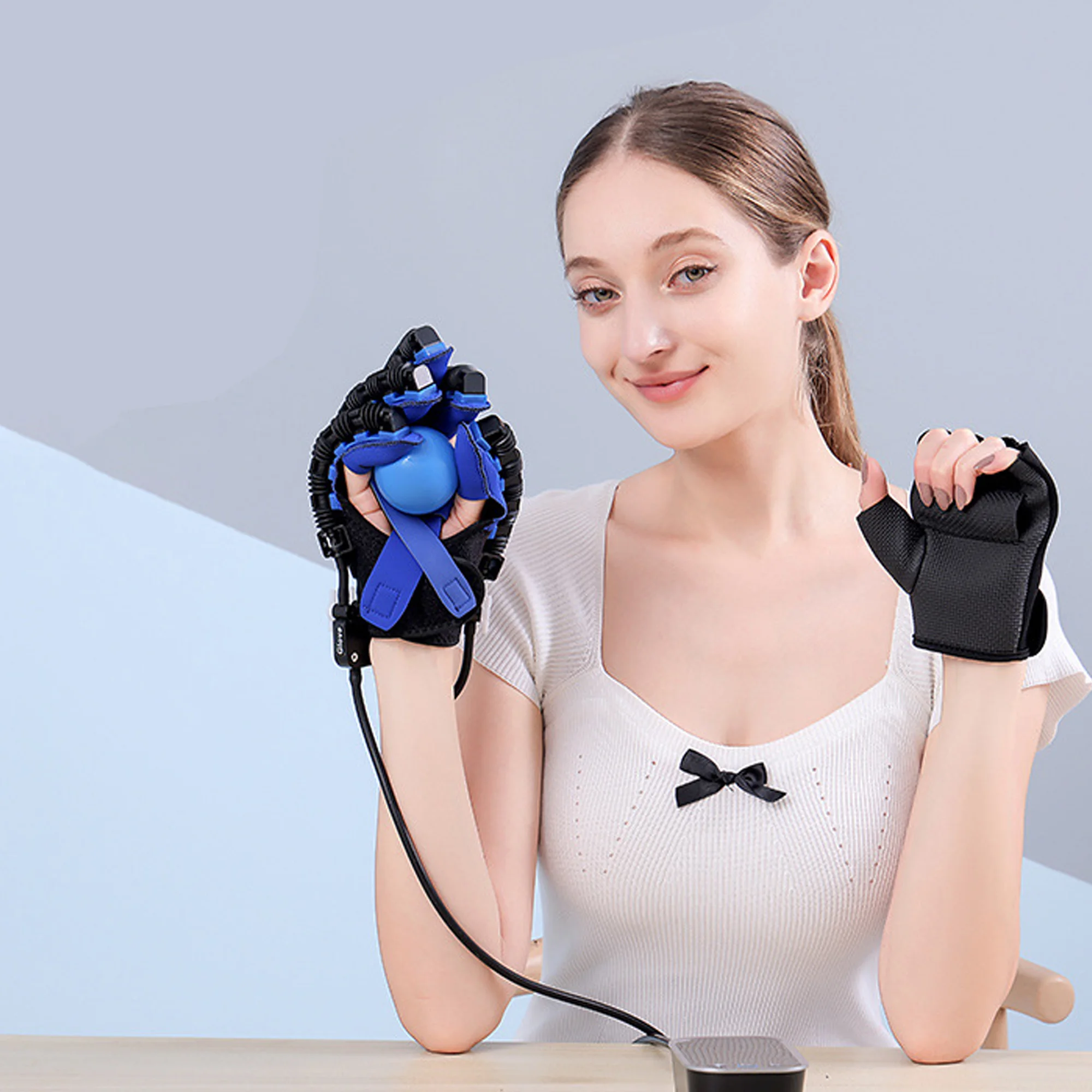 قفاز تدريب اليد المُحسّن مع وظيفة ضبط القوة وتدريب الأصابع