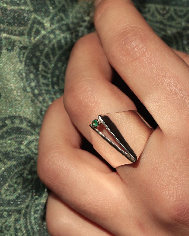 Bague Triangle en Argent 925 avec Pierre Verte – Élégance Géométrique pour Femme ✨